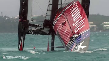 El catamar&aacute;n ACC50 del Team New Zealand instantes despu&eacute;s de zozobrar en aguas de Hamilton (Islas Bermudas) &#039; 