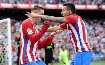 Torres y Correa celebran un gol al Sporting.