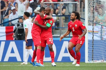 Los jugadores panameños felicitan a Felipe Baloy.