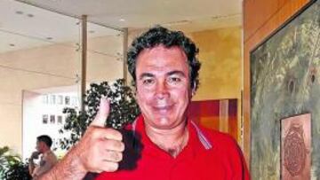 <b>YA EN MÁLAGA.</b> Hugo Sánchez posó para AS ayer a su llegada.