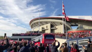 Emocionante: miles de hinchas rojiblancos entonan el himno a la llegada del Atlético al Wanda