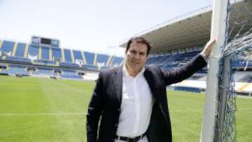 Vicente Casado, posando para AS sobre el césped de La Rosaleda.