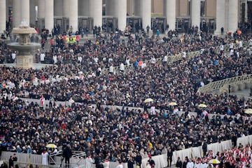 La Plaza de San Pedro del Vaticano con una gran multitud de gente. 