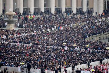 La Plaza de San Pedro del Vaticano con una gran multitud de gente. 