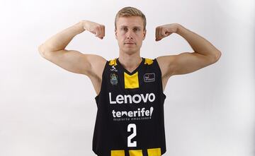 El último en llegar al Lenovo Tenerife ha sido Tobias Borg (27 años y 1,84). El internacional sueco tiene experiencia en la Liga Endesa: ha disputado 155 partidos con el Bilbao Basket y el Coosur Betis, donde el curso pasado promedió 5,7 puntos y 1,7 rebotes.