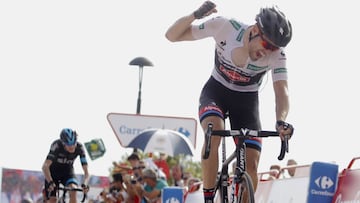 Giant-Alpecin's Dutch cyclist Tom Dumoulin crosses the finish line to win the nineth stage of the 2015 Vuelta Espana cycling tour, a 168.3km stage between Torrevieja and Cumbre del Sol, municipality of Benitatxell, on August 26, 2015. AFP PHOTO/JOSE JORDAN