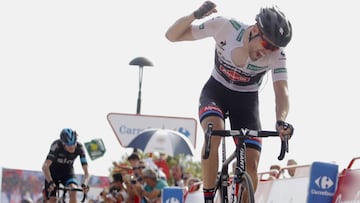 Giant-Alpecin&#039;s Dutch cyclist Tom Dumoulin crosses the finish line to win the nineth stage of the 2015 Vuelta Espana cycling tour, a 168.3km stage between Torrevieja and Cumbre del Sol, municipality of Benitatxell, on August 26, 2015.  AFP PHOTO/JOSE JORDAN