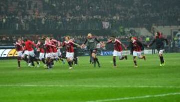 Los jugadores del Milán celebran su victoria sobre el Barcelona en la ida.