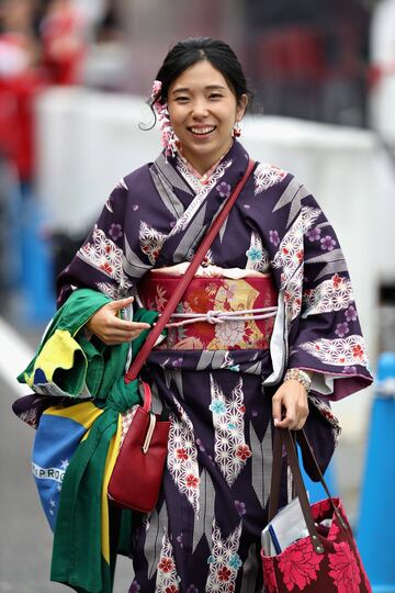 Una aficionada con un traje tradicional japon谷s en Circuito de Suzuka.