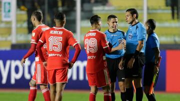 Soccer Football - Copa Libertadores - Group D - The Strongest v River Plate - Estadio Hernando Siles, La Paz, Bolivia - April 4, 2023 River Plate's Rodrigo Aliendro talks to the referee Jesus Valenzuela after the match REUTERS/Manuel Claure