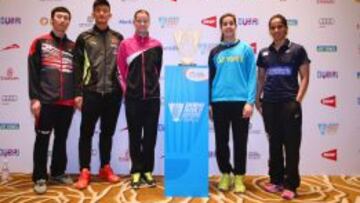 Carolina Marín posa en Dubai junto al coreano Yoo Yeon Seong, el chino Chen Long, la danesa Christinna Pedersen y Saina Nehwal, todos participantes en las Superseries Finals.