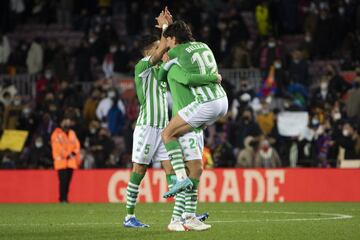 El Betis celebra su victoria en el Camp Nou.