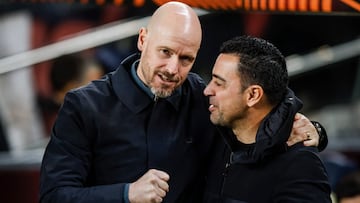 Erik ten Hag y Xavi Hernández, extécnicos de Manchester United y FC Barcelona, se saludan antes de un partido de Europa League.