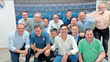 La directiva de la Pe?a Deportivo Cultural Lucena posa junto a Tom¨¢s Roncero.