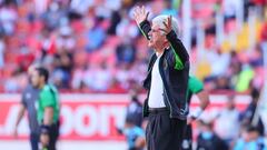 Ricardo Ferretti grita para darle indicaciones a sus jugadores