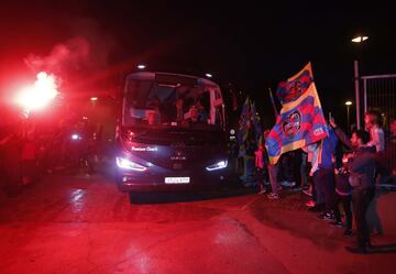 El Levante ha sido recibido con honores por los seguidores a su llegada a Valencia tras la victoria ante el Real Madrid en el Bernabéu.