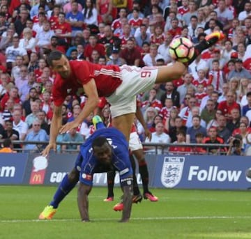 Zlatan Ibrahimovic marca el segundo gol que da la victoria al Manchester United.