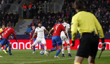 0-1. Karim Benzema marcó el primer gol.