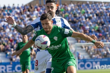 Miguel presiona a un jugador del Elche en el partido del ascenso. 