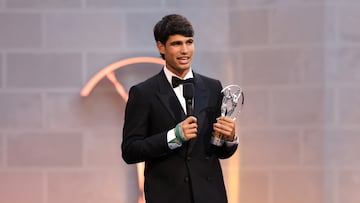 Alcaraz, con la estatuilla. Su muñeca derecha, con una aparatosa férula.