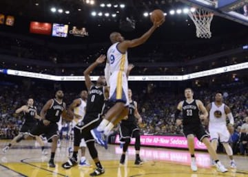 Leandro Barbosa entra a canasta.