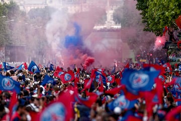 Los parisinos celebran por todo lo alto la Champions del PSG. Cientos de personas esperan el autobús de su equipo para festejar con ellos su primera Champions League.