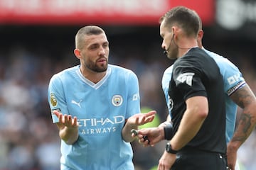 Mateo Kovacic, jugador del Manchester City, protesta al árbitro durante un partido.