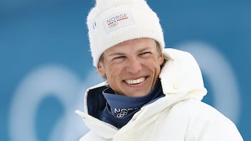 Gold medallist Norway's Johannes Hoesflot Klaebo smiels as he celebrates during a podium ceremony for the men's cross country 50km mass start final event of the Milano Cortina 2026 Winter Olympic Games at Tesero Cross-Country Skiing Stadium in Lago di Tesero (Val di Fiemme) on February 21, 2026. (Photo by Anne-Christine POUJOULAT / AFP)