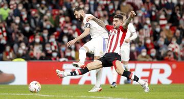 Tres minutos después, en el 6 de partido, también Benzema puso el 0-2 en el marcador. Se hizo daño en el disparo y tuvo que ser atendido por los médicos.