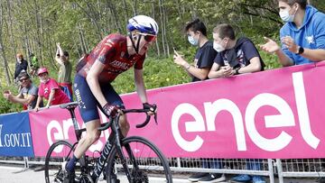 El ciclista irland&eacute;s Dan Martin rueda hacia la victoria en la decimos&eacute;ptima etapa del Giro de Italia 2021 con final en Sega di Ala.