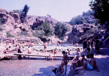 Personas bañándose en el río Anoya, Capellades, Barcelona, ​​1976.