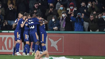 Los jugadores del Madrid celebran el gol de Hazard.