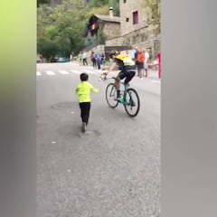 El detallazo de Bennett con un niño en La Vuelta a España