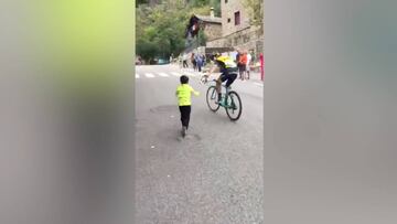Esto es muy grande: el detallazo de Bennett con un ni?o en La Vuelta