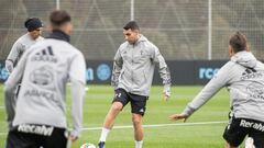 Hugo Mallo toca el bal&oacute;n durante un rondo en un entrenamiento del Celta junto a Augusto Solari.