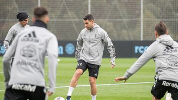 Hugo Mallo toca el balón durante un rondo en un entrenamiento del Celta junto a Augusto Solari.