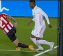 Las jugadas polémicas del Real Madrid-Athletic: dos penaltis no pitados, roja a Raúl García...