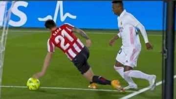 La mano de Capa ante Vinicius en la que el Real Madrid reclamó un penalti que no señaló Gil Manzano.