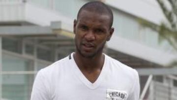 El médico de Francia: "La lesión de Abidal preocupa"