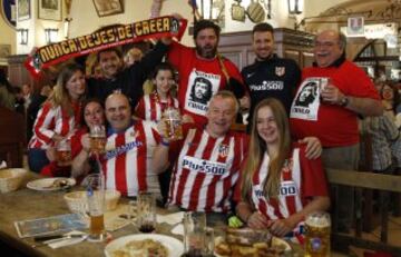 La afición del Atlético de Madrid toma las calles de Múnich
