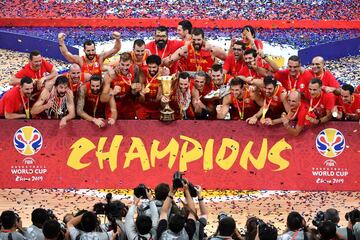 Los jugadores de España celebrando con el trofeo después de ganar el partido final de la Copa Mundial de Baloncesto contra Argentina en Beijing.