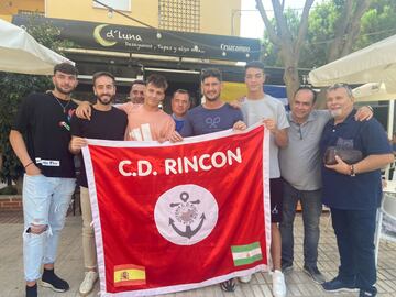 Una representación de la plantilla del CD Rincón, ante el bar donde siguieron el sorteo que les emparejó con el Espanyol.