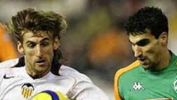 <b>REINCIDENTE.</B> Angulo ya fue sancionado con dureza por la UEFA hace unas temporadas por agredir al jugador del Arsenal Clichy.