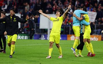 Los jugadores del Villarreal celebran el pase a semifinales de Champions al final del partido.