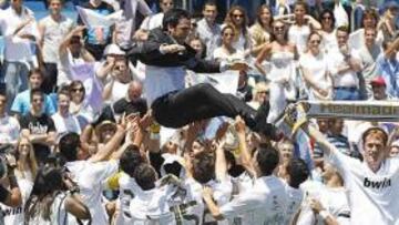 <b>'THE SPECIAL TORIL'.</b> Tras acabar el partido y consumarse el ascenso, la plantilla se puso la camiseta conmemorativa y buscó a su entrenador para mantearle cariñosamente.