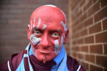 As¨ª posa este seguidor del Burnley antes de un partido de su equipo.