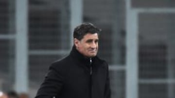 Míchel gesticula en la banda.