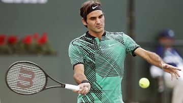 El tenista suizo Roger Federer devuelve una bola al estadounidense Steve Johnson durante un partido del torneo Indian Wells.