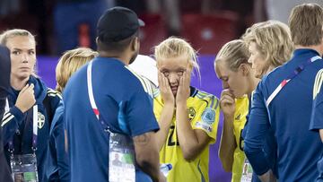 Zurich (Switzerland), 18/07/2025.- Sweden's Smilla Holmberg (C) looks disappointed after missing the last penalty during the penalty shootout of the UEFA Women's EURO 2025 quarterfinals soccer match between Sweden and England, in Zurich, Switzerland, 17 July 2025. (Suecia, Suiza) EFE/EPA/MICHAEL BUHOLZER