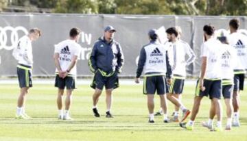 Rafa Benítez da instrucciones a un grupo de jugadores.